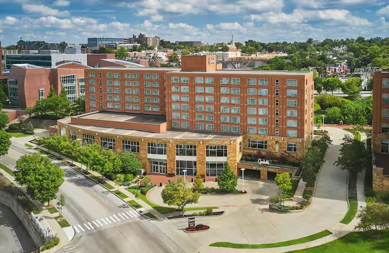Cozy Midwest Retreat: One-Night Hotel Experience - Image 6