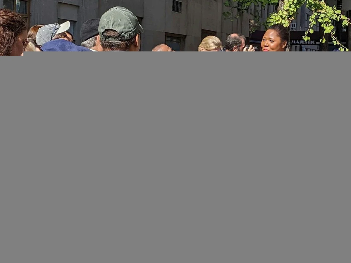 Discover NYC Private Luxury Van Tour - Image 4