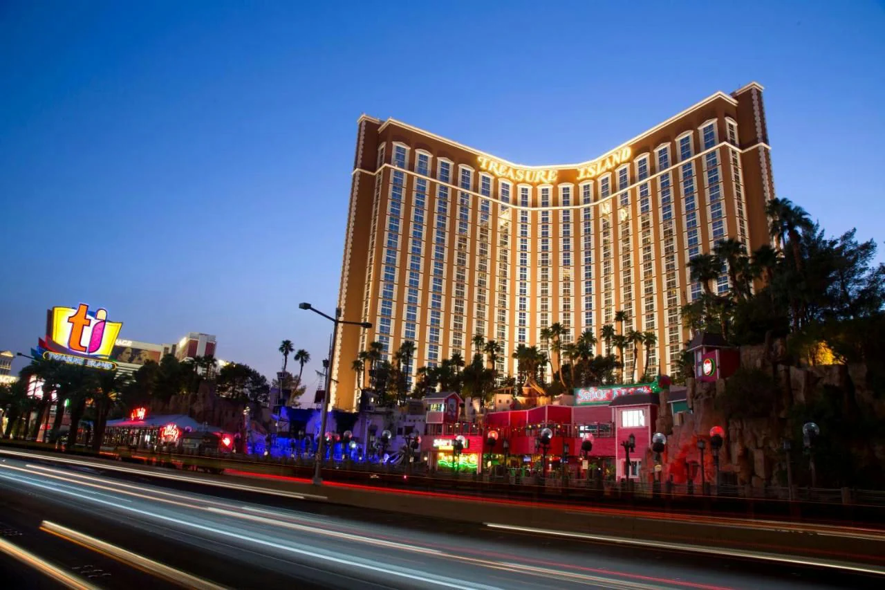 Las Vegas Lights: 1-Night Hotel Stay - Image 2