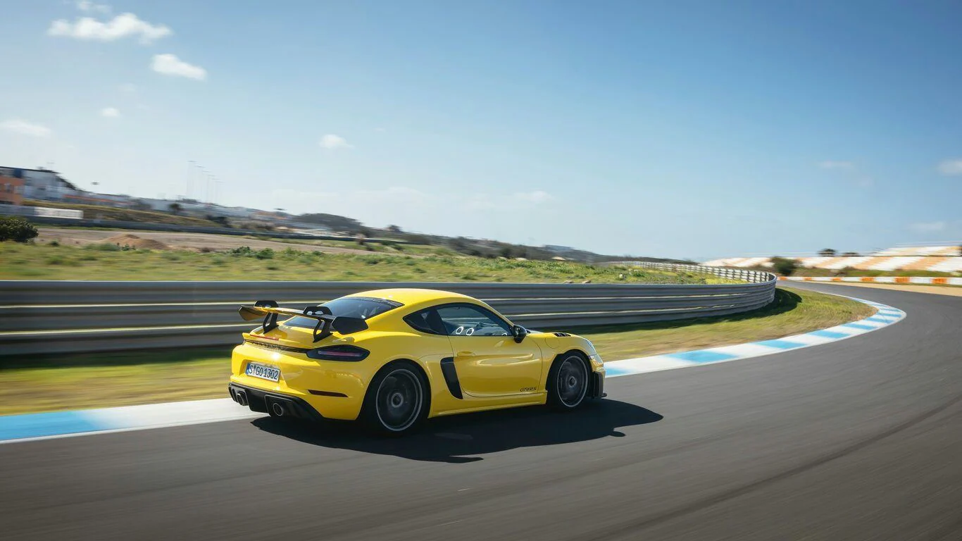 Race a Porsche 718 Cayman GT4 RS - NOLA - Image 3