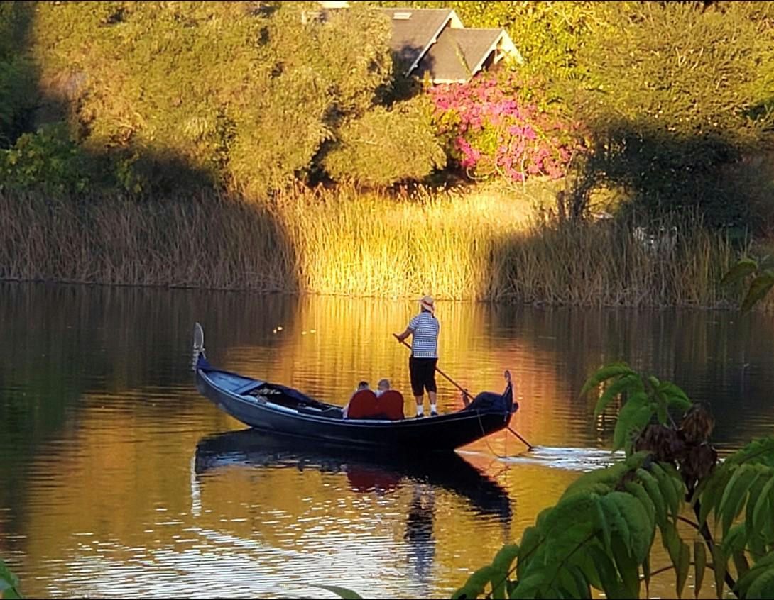 Romantic Gondola Cruise for Two - Image 6