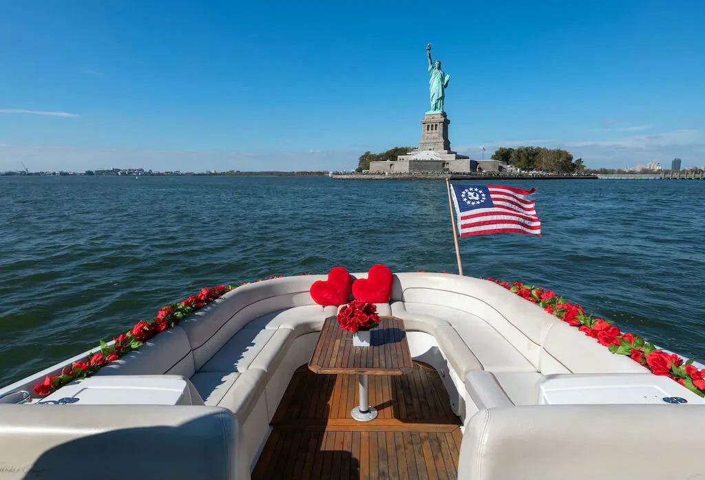 Romantic Sunset Private Yacht Cruise in NYC with Champagne - Image 4