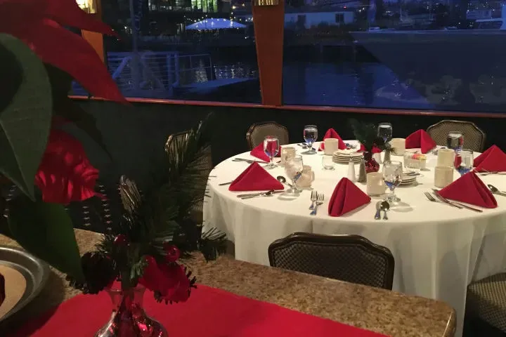Seattle Parade of Lights Holiday Dinner Cruise with Champagne Toast - Image 4