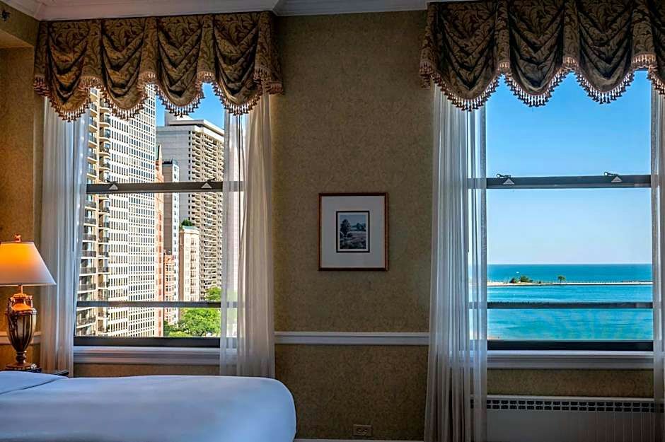 Signature Stay in Chicago: 1-Night Hotel Experience - Image 11
