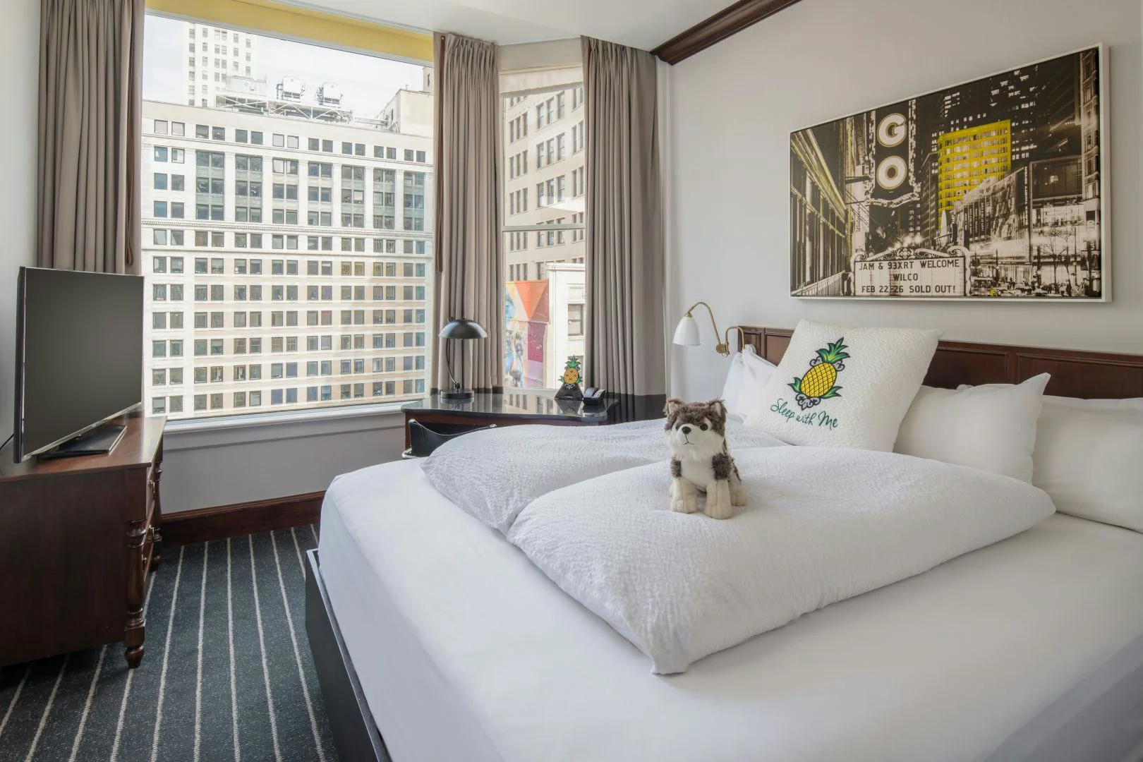 Signature Stay in Chicago: 1-Night Hotel Experience - Image 13