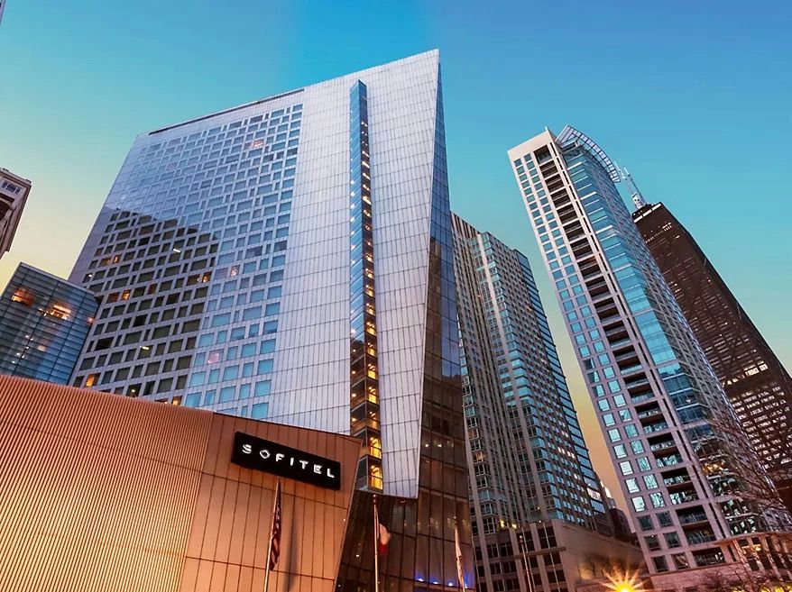 Signature Stay in Chicago: 1-Night Hotel Experience - Image 15