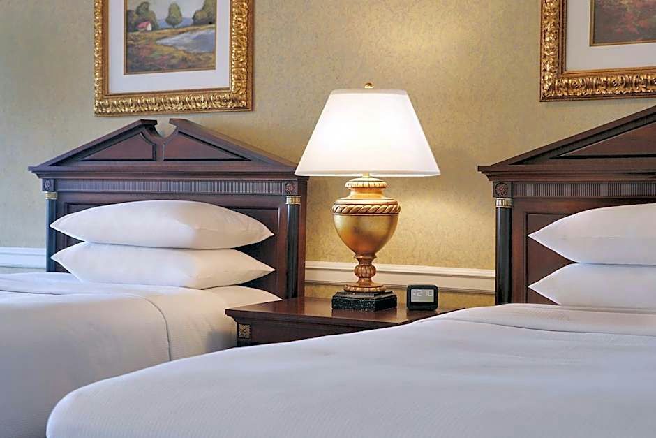 Signature Stay in Chicago: 1-Night Hotel Experience - Image 4