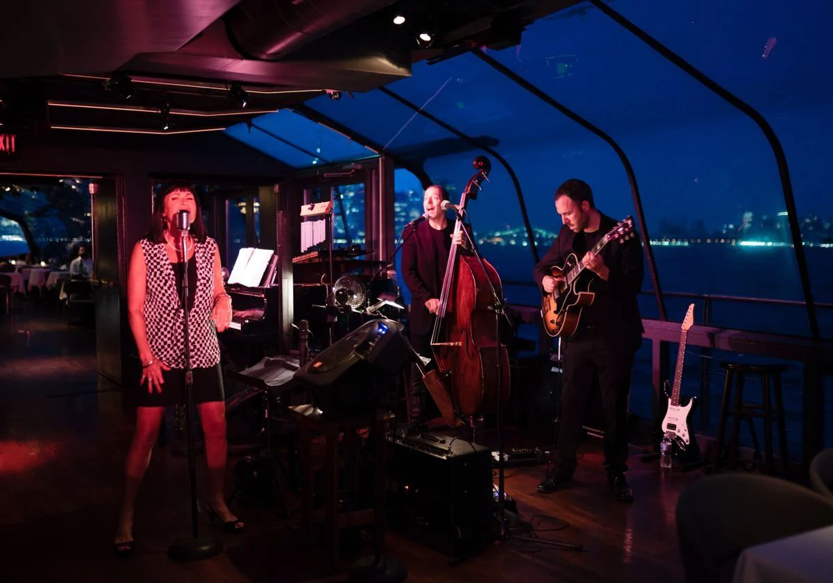 Weekday & Sunday NYC Romantic Bateaux Premier Dinner Cruise for 2 - Image 4
